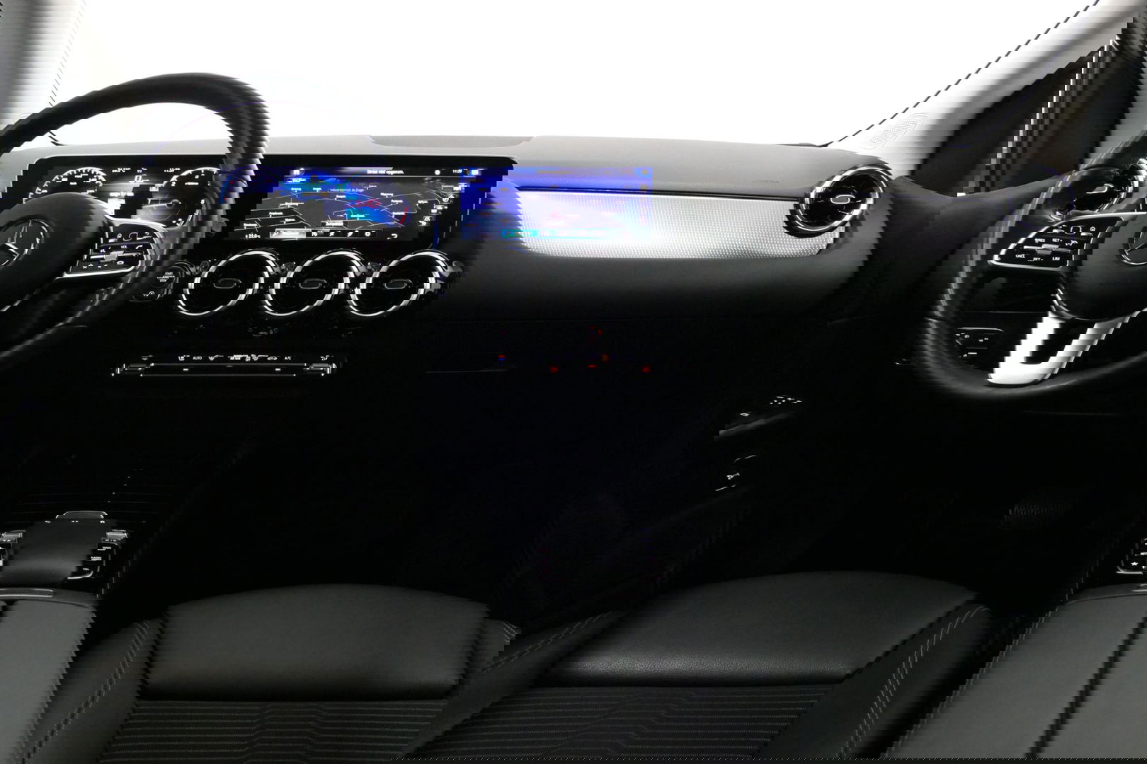 Mercedes-Benz B-Klasse 200d Premium Plus / Elektr. verstelbare voorstoel + memory / Stoelverwarming / Elektr. wegklapbare trekhaak / Koplamp LED High Performance / Elektr. achterklep / 18'' AMG LMV / Dynamic Select / Cruise Control / Elektr. lendensteun