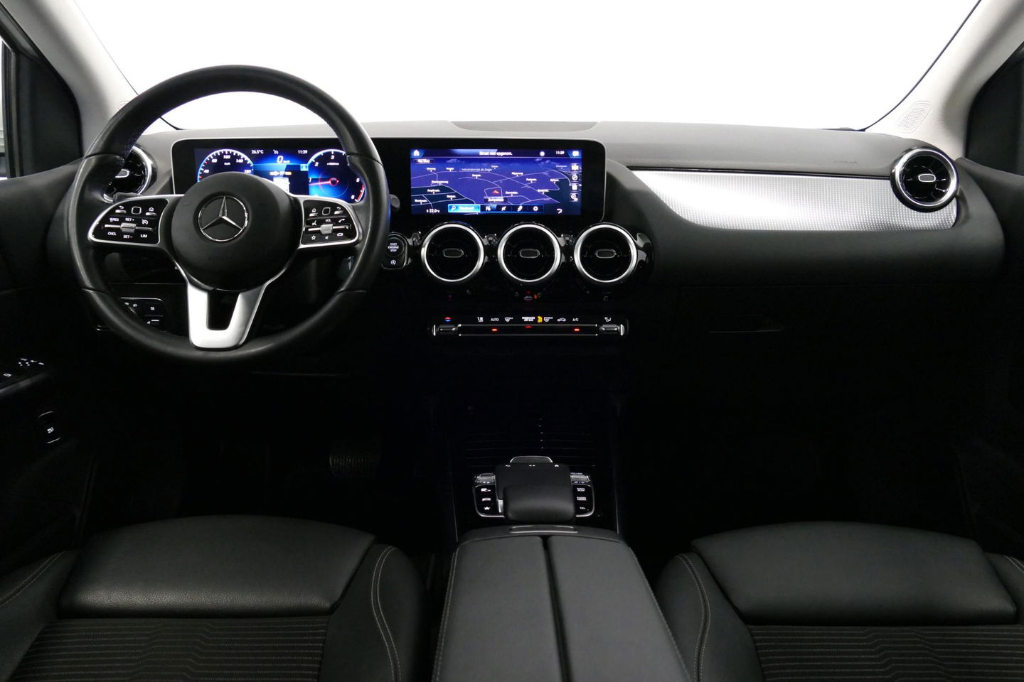 Mercedes-Benz B-Klasse 200d Premium Plus / Elektr. verstelbare voorstoel + memory / Stoelverwarming / Elektr. wegklapbare trekhaak / Koplamp LED High Performance / Elektr. achterklep / 18'' AMG LMV / Dynamic Select / Cruise Control / Elektr. lendensteun