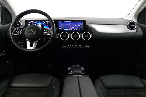 Mercedes-Benz B-Klasse 200d Premium Plus / Elektr. verstelbare voorstoel + memory / Stoelverwarming / Elektr. wegklapbare trekhaak / Koplamp LED High Performance / Elektr. achterklep / 18'' AMG LMV / Dynamic Select / Cruise Control / Elektr. lendensteun