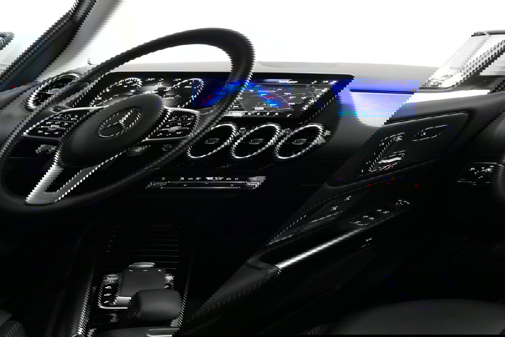 Mercedes-Benz B-Klasse 200d Premium Plus / Elektr. verstelbare voorstoel + memory / Stoelverwarming / Elektr. wegklapbare trekhaak / Koplamp LED High Performance / Elektr. achterklep / 18'' AMG LMV / Dynamic Select / Cruise Control / Elektr. lendensteun