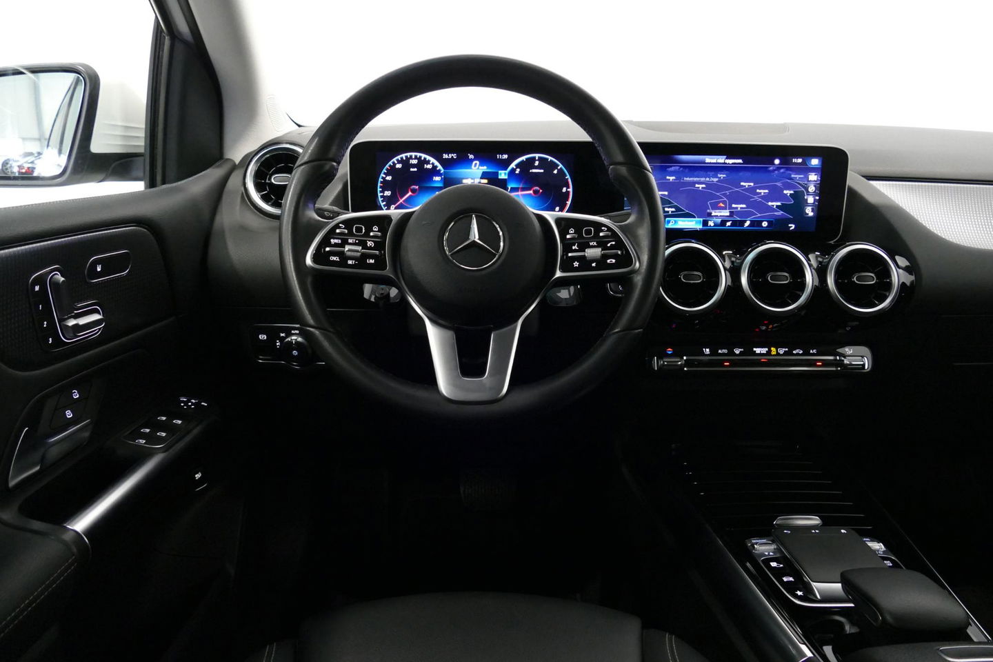 Mercedes-Benz B-Klasse 200d Premium Plus / Elektr. verstelbare voorstoel + memory / Stoelverwarming / Elektr. wegklapbare trekhaak / Koplamp LED High Performance / Elektr. achterklep / 18'' AMG LMV / Dynamic Select / Cruise Control / Elektr. lendensteun