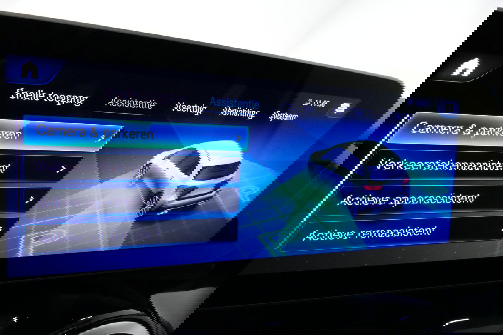 Mercedes-Benz B-Klasse 200d Premium Plus / Elektr. verstelbare voorstoel + memory / Stoelverwarming / Elektr. wegklapbare trekhaak / Koplamp LED High Performance / Elektr. achterklep / 18'' AMG LMV / Dynamic Select / Cruise Control / Elektr. lendensteun