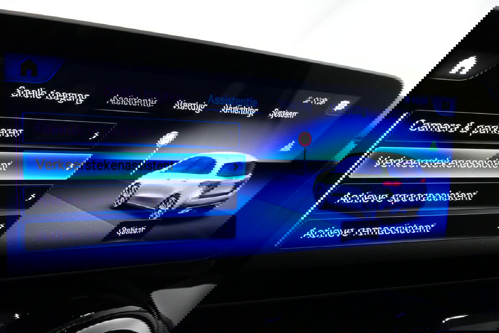 Mercedes-Benz B-Klasse 200d Premium Plus / Elektr. verstelbare voorstoel + memory / Stoelverwarming / Elektr. wegklapbare trekhaak / Koplamp LED High Performance / Elektr. achterklep / 18'' AMG LMV / Dynamic Select / Cruise Control / Elektr. lendensteun