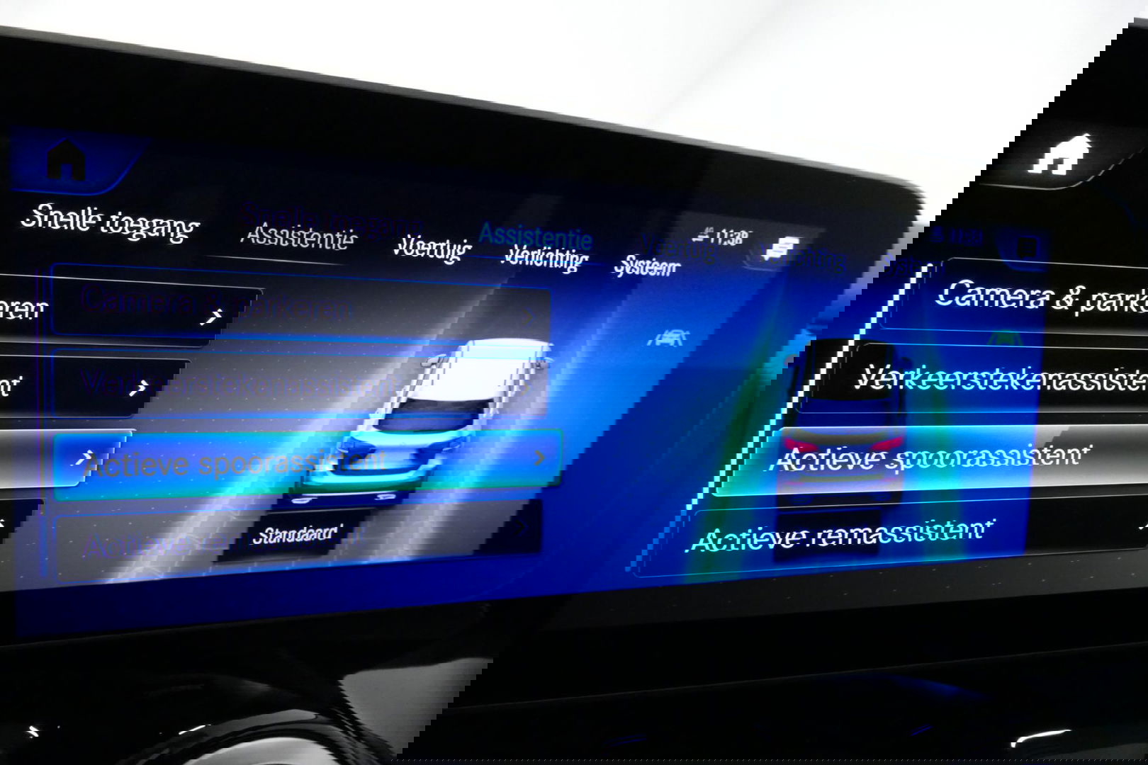 Mercedes-Benz B-Klasse 200d Premium Plus / Elektr. verstelbare voorstoel + memory / Stoelverwarming / Elektr. wegklapbare trekhaak / Koplamp LED High Performance / Elektr. achterklep / 18'' AMG LMV / Dynamic Select / Cruise Control / Elektr. lendensteun