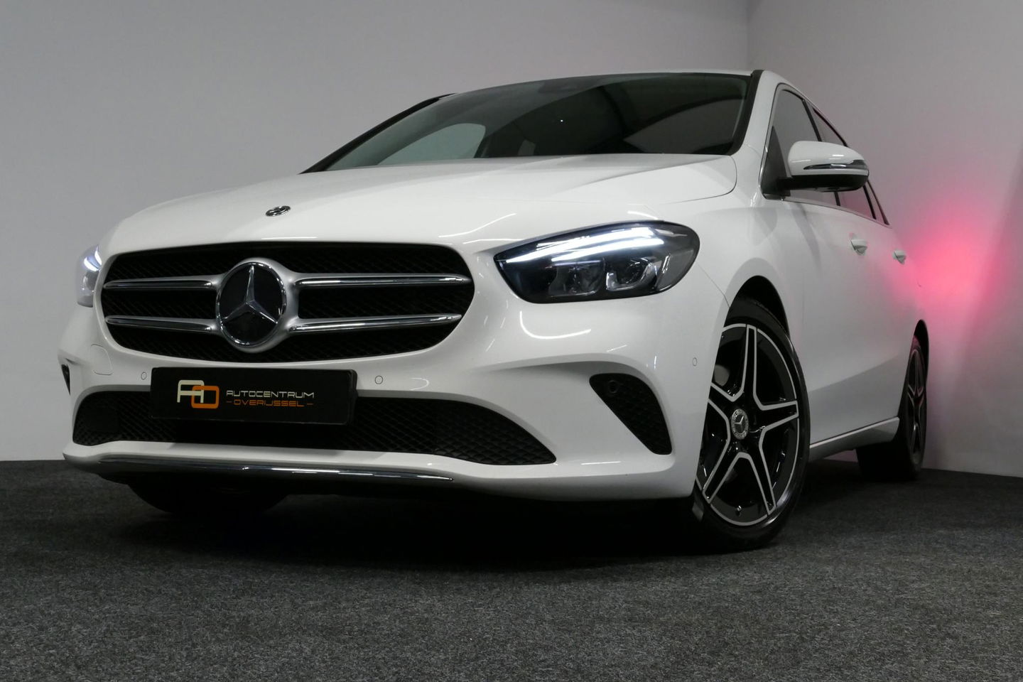 Mercedes-Benz B-Klasse 200d Premium Plus / Elektr. verstelbare voorstoel + memory / Stoelverwarming / Elektr. wegklapbare trekhaak / Koplamp LED High Performance / Elektr. achterklep / 18'' AMG LMV / Dynamic Select / Cruise Control / Elektr. lendensteun