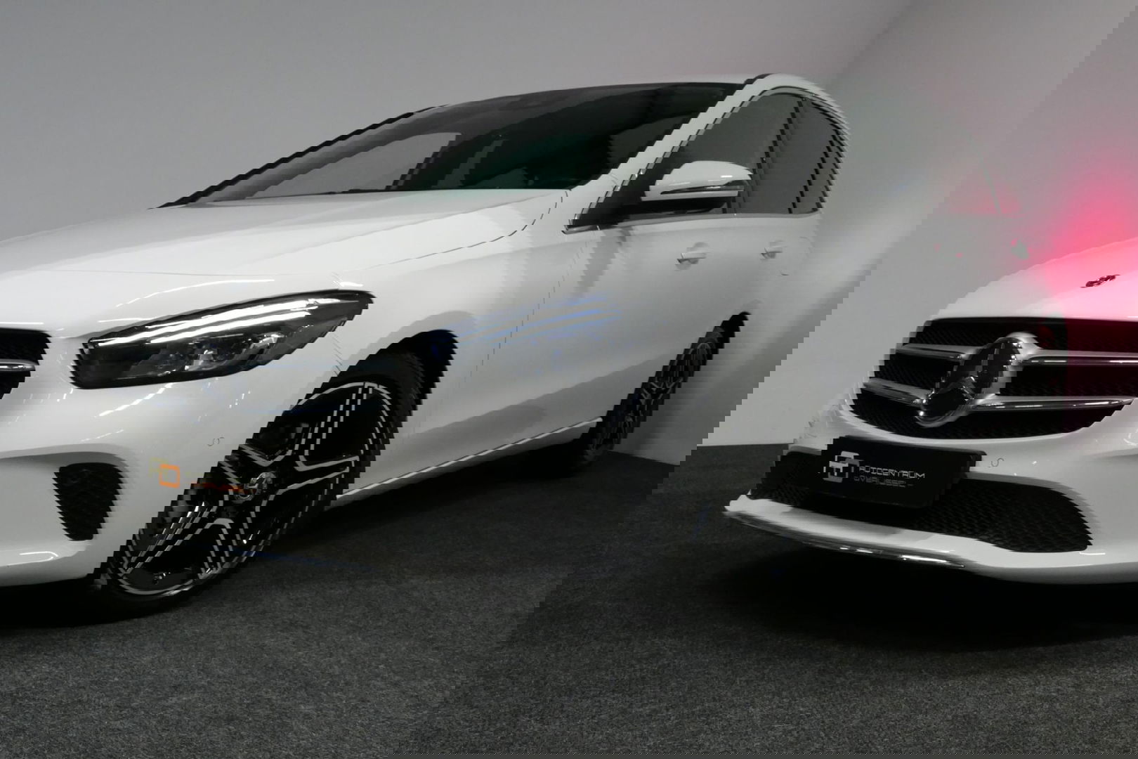 Mercedes-Benz B-Klasse 200d Premium Plus / Elektr. verstelbare voorstoel + memory / Stoelverwarming / Elektr. wegklapbare trekhaak / Koplamp LED High Performance / Elektr. achterklep / 18'' AMG LMV / Dynamic Select / Cruise Control / Elektr. lendensteun