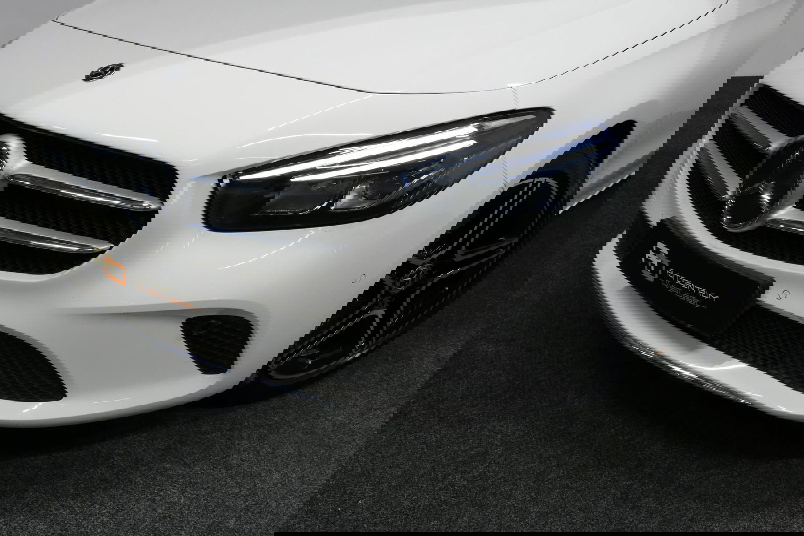 Mercedes-Benz B-Klasse 200d Premium Plus / Elektr. verstelbare voorstoel + memory / Stoelverwarming / Elektr. wegklapbare trekhaak / Koplamp LED High Performance / Elektr. achterklep / 18'' AMG LMV / Dynamic Select / Cruise Control / Elektr. lendensteun