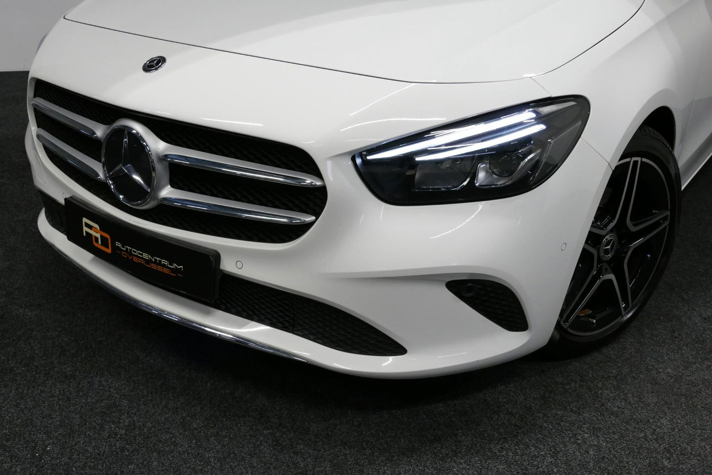 Mercedes-Benz B-Klasse 200d Premium Plus / Elektr. verstelbare voorstoel + memory / Stoelverwarming / Elektr. wegklapbare trekhaak / Koplamp LED High Performance / Elektr. achterklep / 18'' AMG LMV / Dynamic Select / Cruise Control / Elektr. lendensteun