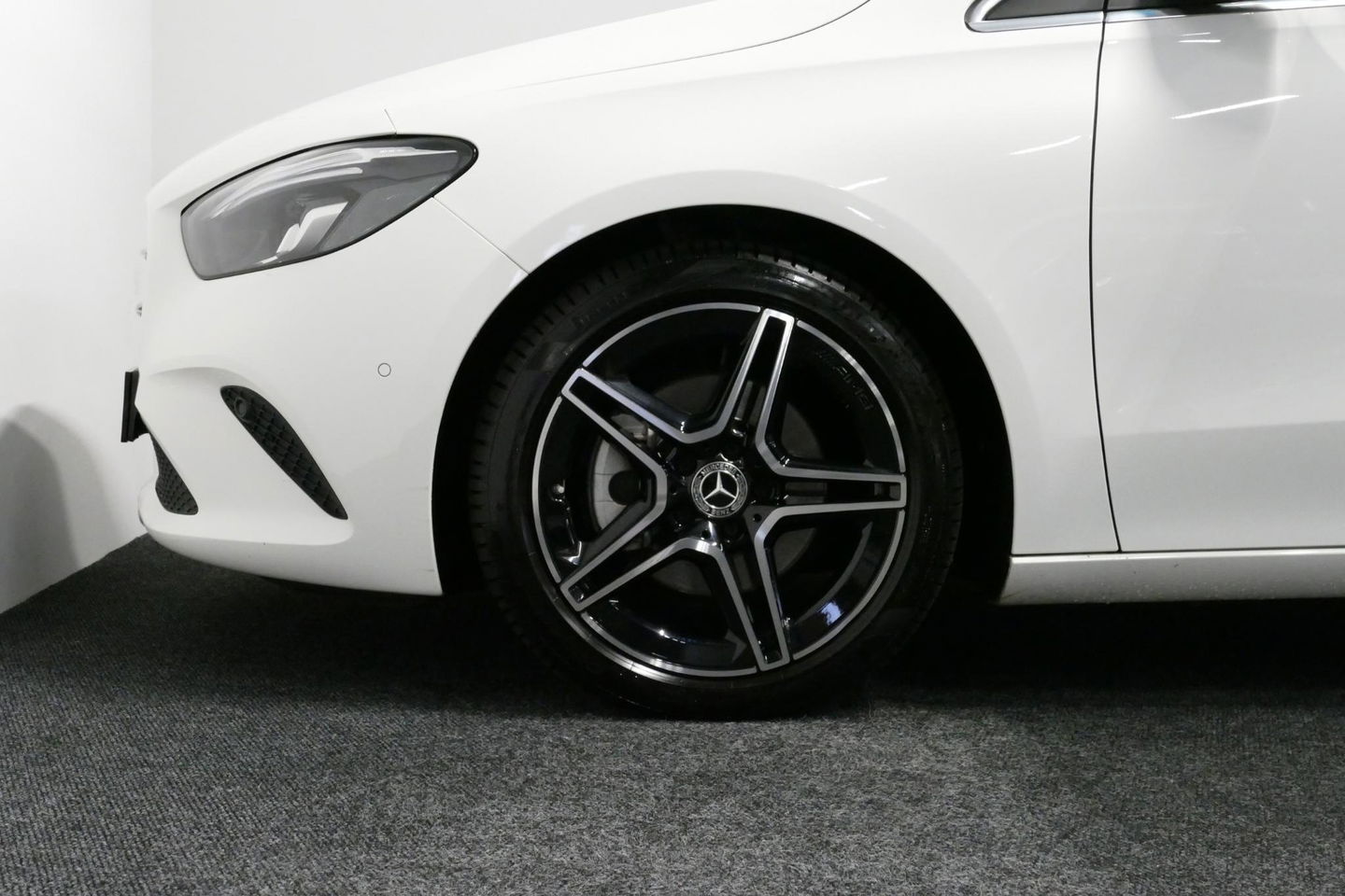 Mercedes-Benz B-Klasse 200d Premium Plus / Elektr. verstelbare voorstoel + memory / Stoelverwarming / Elektr. wegklapbare trekhaak / Koplamp LED High Performance / Elektr. achterklep / 18'' AMG LMV / Dynamic Select / Cruise Control / Elektr. lendensteun