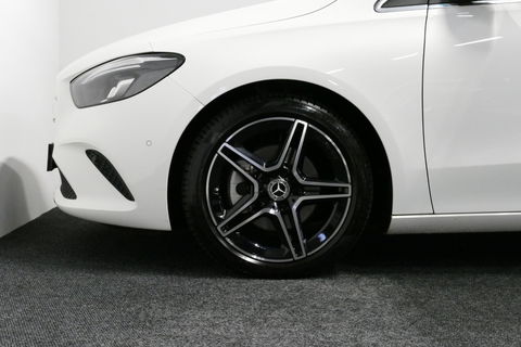 Mercedes-Benz B-Klasse 200d Premium Plus / Elektr. verstelbare voorstoel + memory / Stoelverwarming / Elektr. wegklapbare trekhaak / Koplamp LED High Performance / Elektr. achterklep / 18'' AMG LMV / Dynamic Select / Cruise Control / Elektr. lendensteun