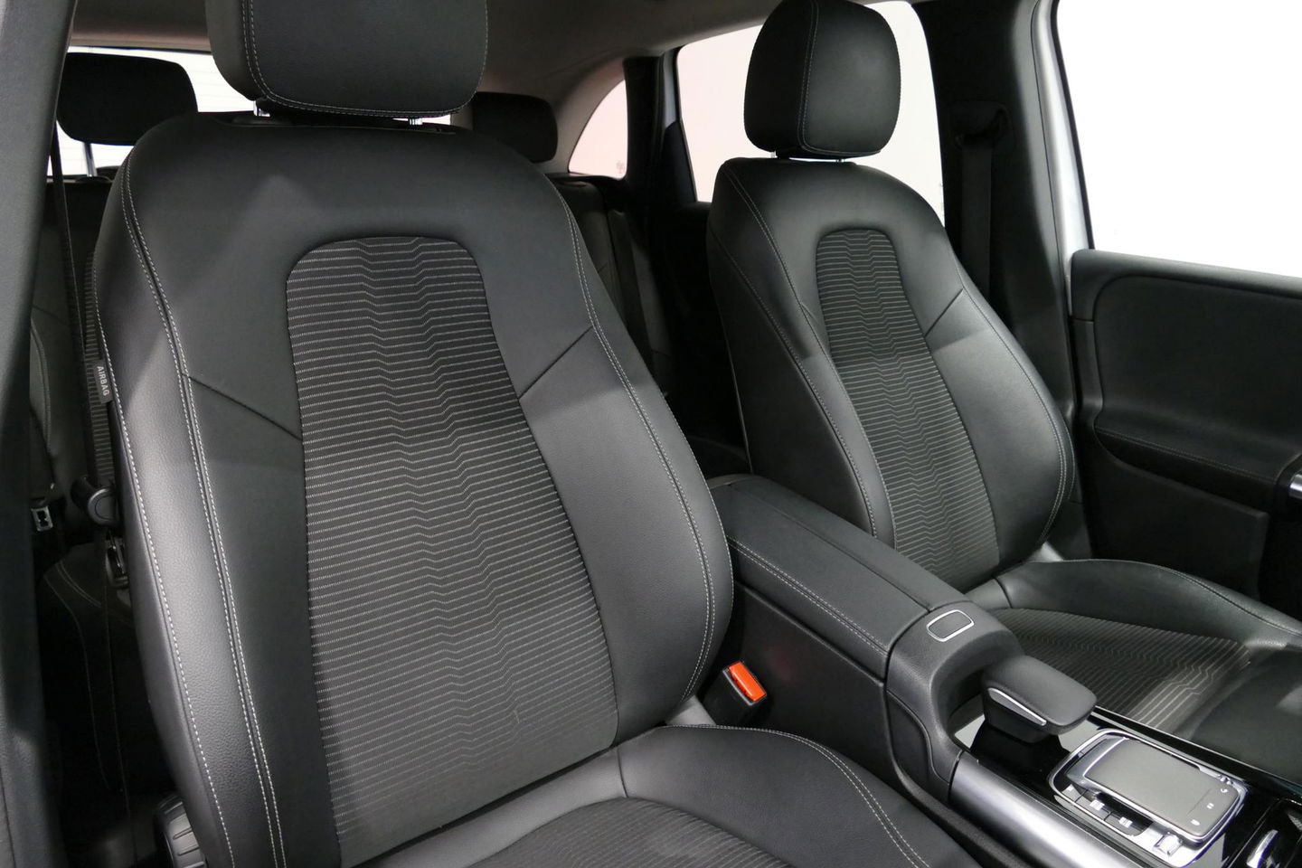 Mercedes-Benz B-Klasse 200d Premium Plus / Elektr. verstelbare voorstoel + memory / Stoelverwarming / Elektr. wegklapbare trekhaak / Koplamp LED High Performance / Elektr. achterklep / 18'' AMG LMV / Dynamic Select / Cruise Control / Elektr. lendensteun