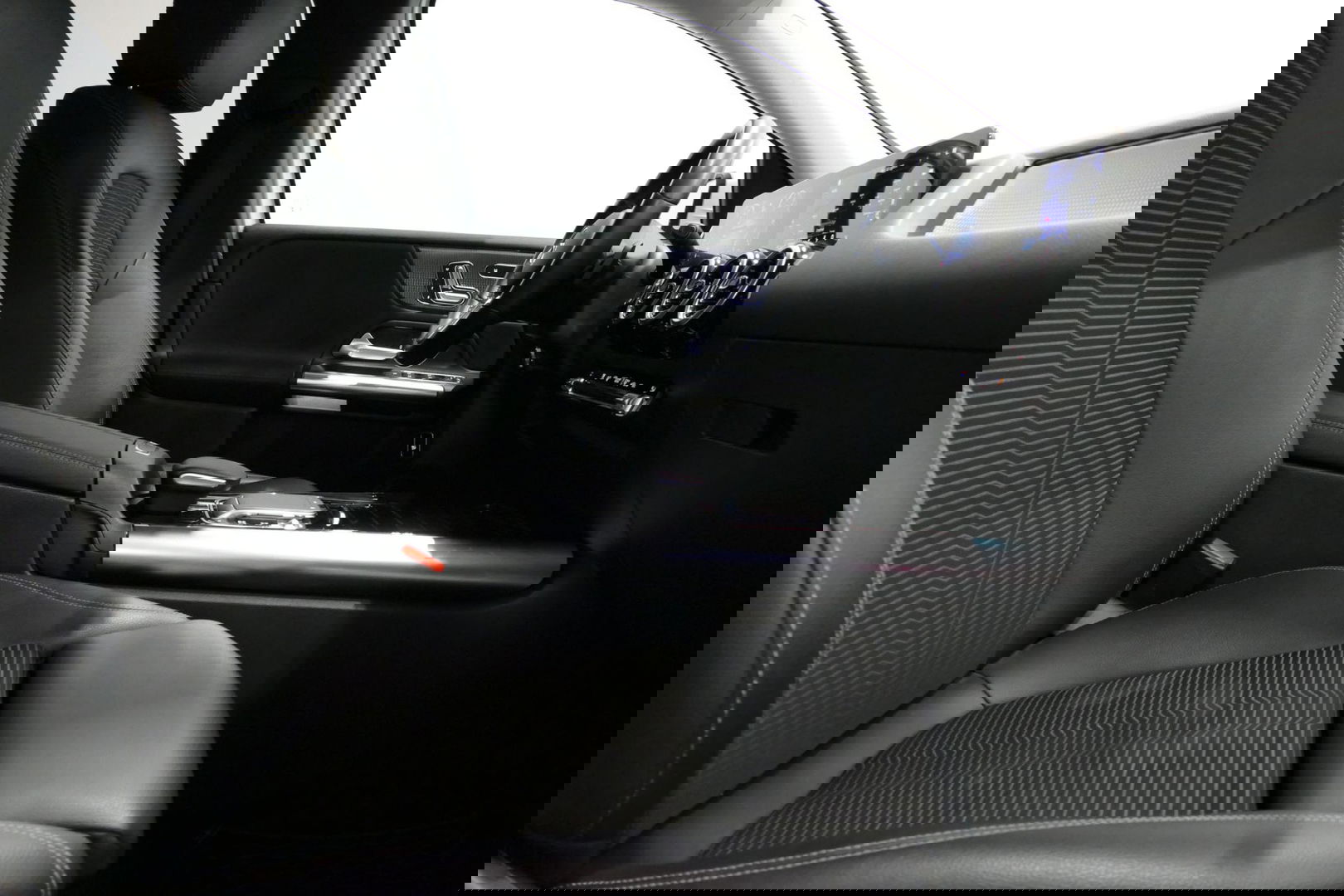 Mercedes-Benz B-Klasse 200d Premium Plus / Elektr. verstelbare voorstoel + memory / Stoelverwarming / Elektr. wegklapbare trekhaak / Koplamp LED High Performance / Elektr. achterklep / 18'' AMG LMV / Dynamic Select / Cruise Control / Elektr. lendensteun