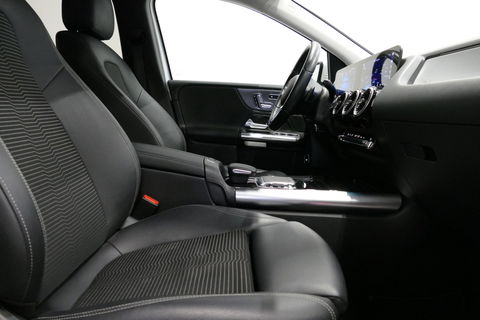 Mercedes-Benz B-Klasse 200d Premium Plus / Elektr. verstelbare voorstoel + memory / Stoelverwarming / Elektr. wegklapbare trekhaak / Koplamp LED High Performance / Elektr. achterklep / 18'' AMG LMV / Dynamic Select / Cruise Control / Elektr. lendensteun