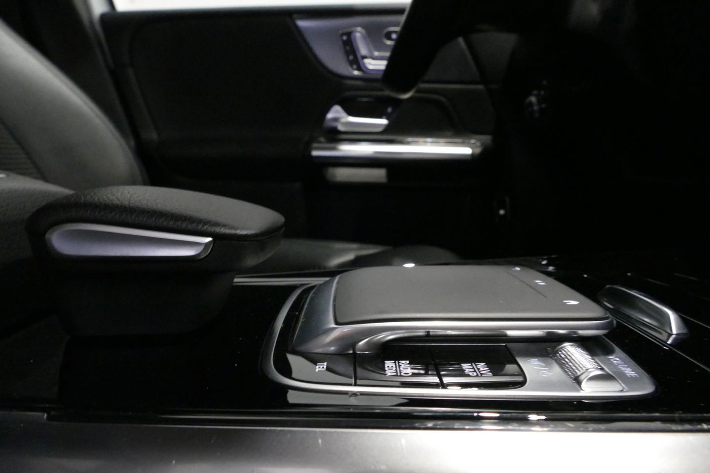 Mercedes-Benz B-Klasse 200d Premium Plus / Elektr. verstelbare voorstoel + memory / Stoelverwarming / Elektr. wegklapbare trekhaak / Koplamp LED High Performance / Elektr. achterklep / 18'' AMG LMV / Dynamic Select / Cruise Control / Elektr. lendensteun