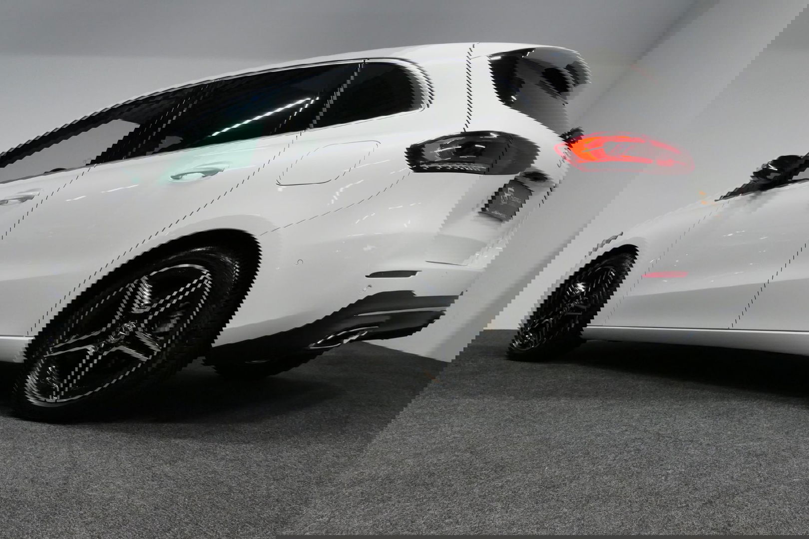 Mercedes-Benz B-Klasse 200d Premium Plus / Elektr. verstelbare voorstoel + memory / Stoelverwarming / Elektr. wegklapbare trekhaak / Koplamp LED High Performance / Elektr. achterklep / 18'' AMG LMV / Dynamic Select / Cruise Control / Elektr. lendensteun