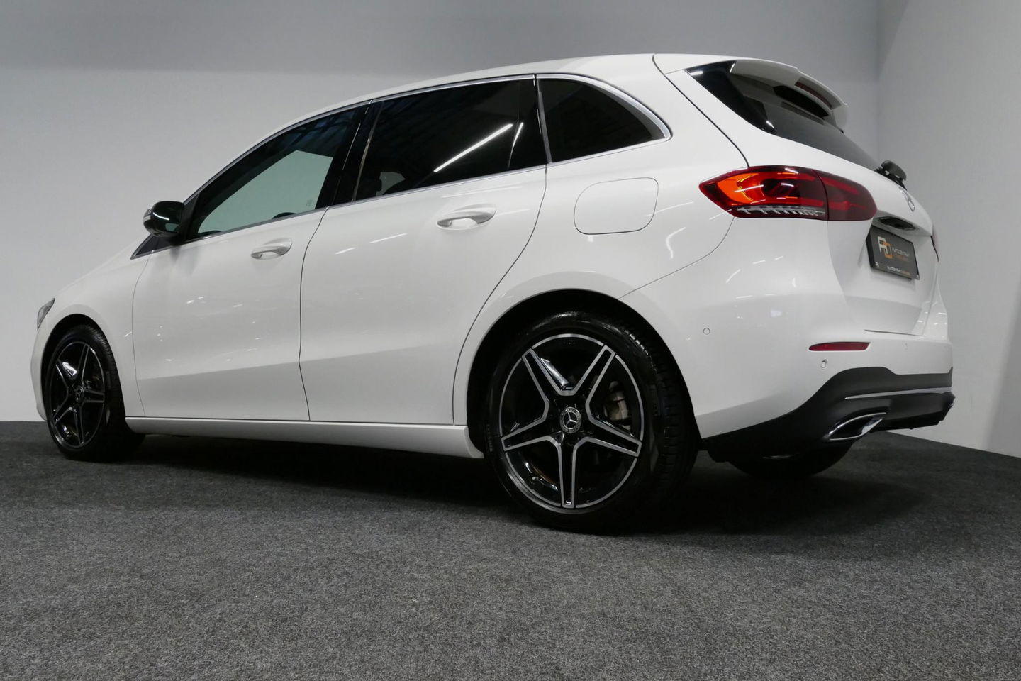 Mercedes-Benz B-Klasse 200d Premium Plus / Elektr. verstelbare voorstoel + memory / Stoelverwarming / Elektr. wegklapbare trekhaak / Koplamp LED High Performance / Elektr. achterklep / 18'' AMG LMV / Dynamic Select / Cruise Control / Elektr. lendensteun