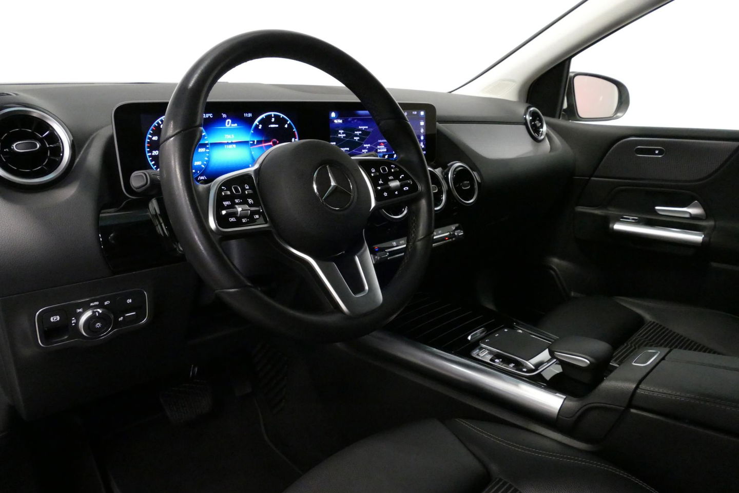 Mercedes-Benz B-Klasse 200d Premium Plus / Elektr. verstelbare voorstoel + memory / Stoelverwarming / Elektr. wegklapbare trekhaak / Koplamp LED High Performance / Elektr. achterklep / 18'' AMG LMV / Dynamic Select / Cruise Control / Elektr. lendensteun