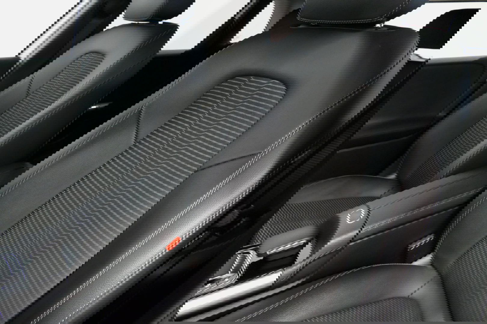 Mercedes-Benz B-Klasse 200d Premium Plus / Elektr. verstelbare voorstoel + memory / Stoelverwarming / Elektr. wegklapbare trekhaak / Koplamp LED High Performance / Elektr. achterklep / 18'' AMG LMV / Dynamic Select / Cruise Control / Elektr. lendensteun