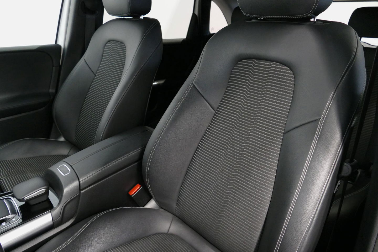 Mercedes-Benz B-Klasse 200d Premium Plus / Elektr. verstelbare voorstoel + memory / Stoelverwarming / Elektr. wegklapbare trekhaak / Koplamp LED High Performance / Elektr. achterklep / 18'' AMG LMV / Dynamic Select / Cruise Control / Elektr. lendensteun