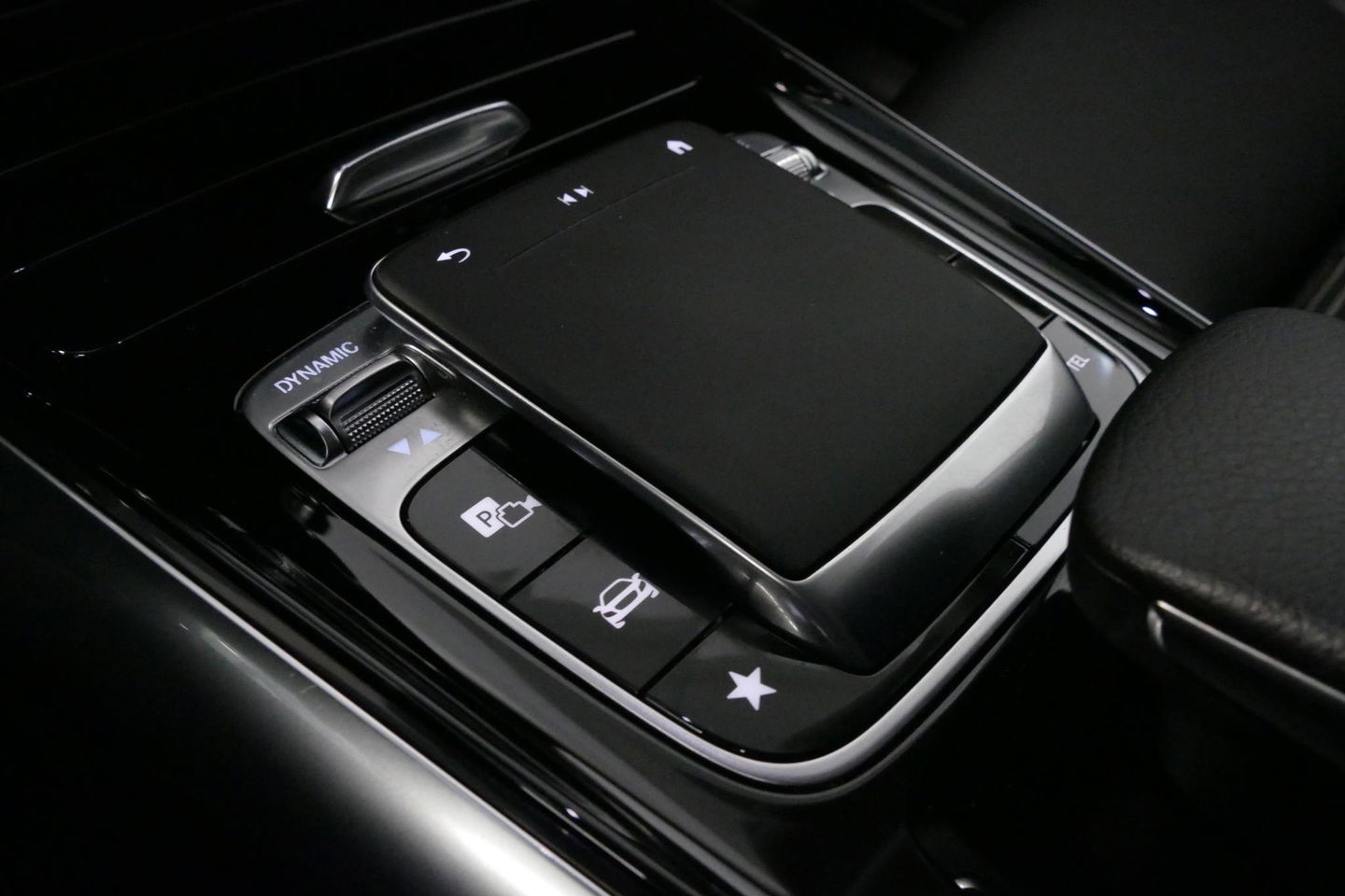 Mercedes-Benz B-Klasse 200d Premium Plus / Elektr. verstelbare voorstoel + memory / Stoelverwarming / Elektr. wegklapbare trekhaak / Koplamp LED High Performance / Elektr. achterklep / 18'' AMG LMV / Dynamic Select / Cruise Control / Elektr. lendensteun