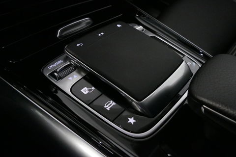 Mercedes-Benz B-Klasse 200d Premium Plus / Elektr. verstelbare voorstoel + memory / Stoelverwarming / Elektr. wegklapbare trekhaak / Koplamp LED High Performance / Elektr. achterklep / 18'' AMG LMV / Dynamic Select / Cruise Control / Elektr. lendensteun