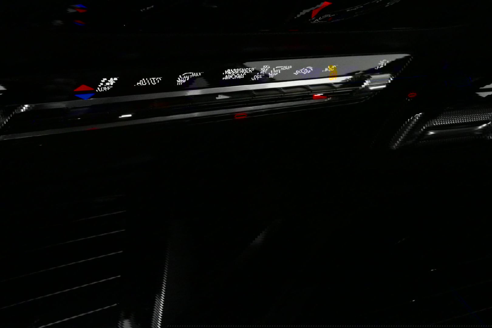 Mercedes-Benz B-Klasse 200d Premium Plus / Elektr. verstelbare voorstoel + memory / Stoelverwarming / Elektr. wegklapbare trekhaak / Koplamp LED High Performance / Elektr. achterklep / 18'' AMG LMV / Dynamic Select / Cruise Control / Elektr. lendensteun