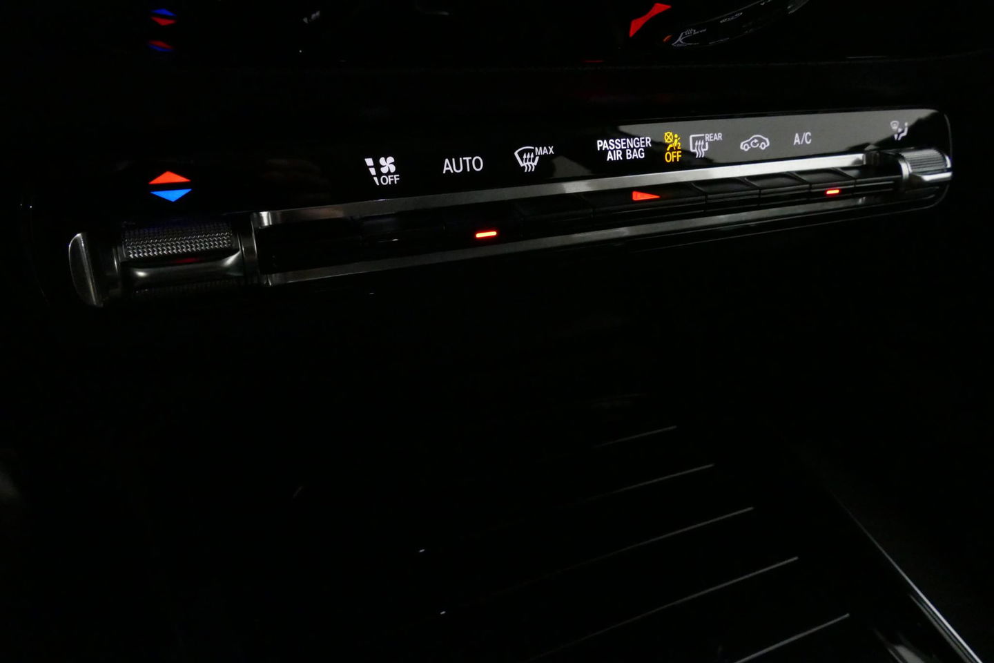 Mercedes-Benz B-Klasse 200d Premium Plus / Elektr. verstelbare voorstoel + memory / Stoelverwarming / Elektr. wegklapbare trekhaak / Koplamp LED High Performance / Elektr. achterklep / 18'' AMG LMV / Dynamic Select / Cruise Control / Elektr. lendensteun