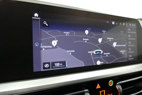 BMW 3 Serie 330e M Sport / M340i Diffuser / Black Diamond M Grill / M340i M Sport bumper pakket / BMW Laserlight / Schuif-/kanteldak / Head-up display / Harman-Kardon Sound System / Adaptief M Sport onderstel / Apple Carplay - Android Auto / Rondomzicht camera / Stoe