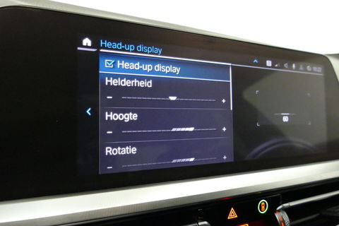 BMW 3 Serie 330e M Sport / M340i Diffuser / Black Diamond M Grill / M340i M Sport bumper pakket / BMW Laserlight / Schuif-/kanteldak / Head-up display / Harman-Kardon Sound System / Adaptief M Sport onderstel / Apple Carplay - Android Auto / Rondomzicht camera / Stoe