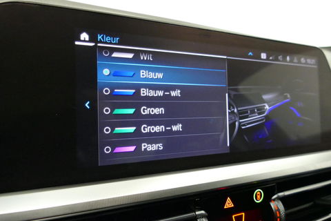 BMW 3 Serie 330e M Sport / M340i Diffuser / Black Diamond M Grill / M340i M Sport bumper pakket / BMW Laserlight / Schuif-/kanteldak / Head-up display / Harman-Kardon Sound System / Adaptief M Sport onderstel / Apple Carplay - Android Auto / Rondomzicht camera / Stoe