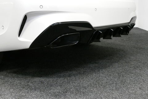 BMW 3 Serie 330e M Sport / M340i Diffuser / Black Diamond M Grill / M340i M Sport bumper pakket / BMW Laserlight / Schuif-/kanteldak / Head-up display / Harman-Kardon Sound System / Adaptief M Sport onderstel / Apple Carplay - Android Auto / Rondomzicht camera / Stoe