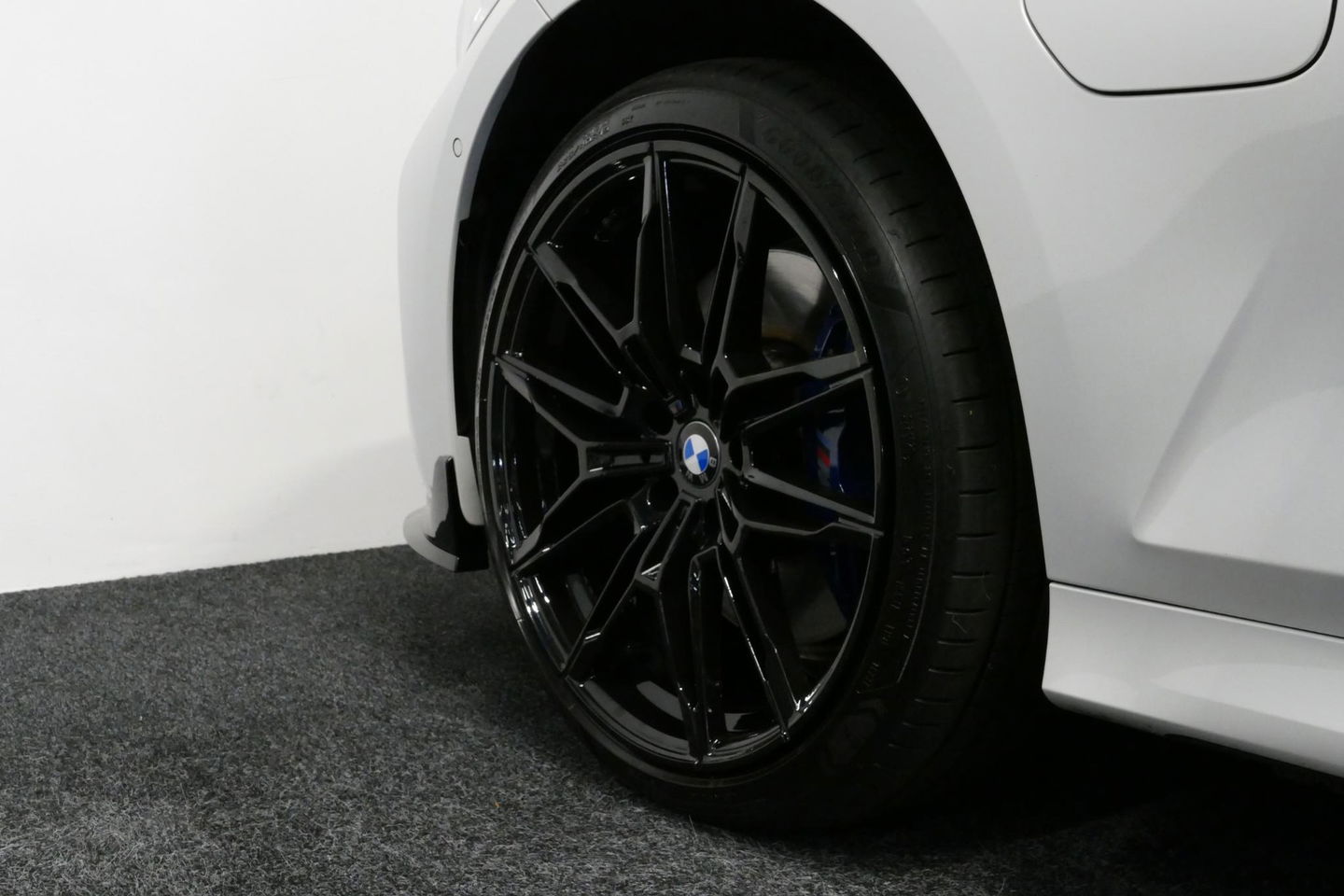 BMW 3 Serie 330e M Sport / M340i Diffuser / Black Diamond M Grill / M340i M Sport bumper pakket / BMW Laserlight / Schuif-/kanteldak / Head-up display / Harman-Kardon Sound System / Adaptief M Sport onderstel / Apple Carplay - Android Auto / Rondomzicht camera / Stoe