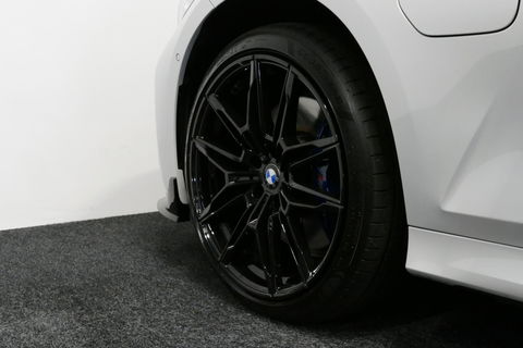 BMW 3 Serie 330e M Sport / M340i Diffuser / Black Diamond M Grill / M340i M Sport bumper pakket / BMW Laserlight / Schuif-/kanteldak / Head-up display / Harman-Kardon Sound System / Adaptief M Sport onderstel / Apple Carplay - Android Auto / Rondomzicht camera / Stoe