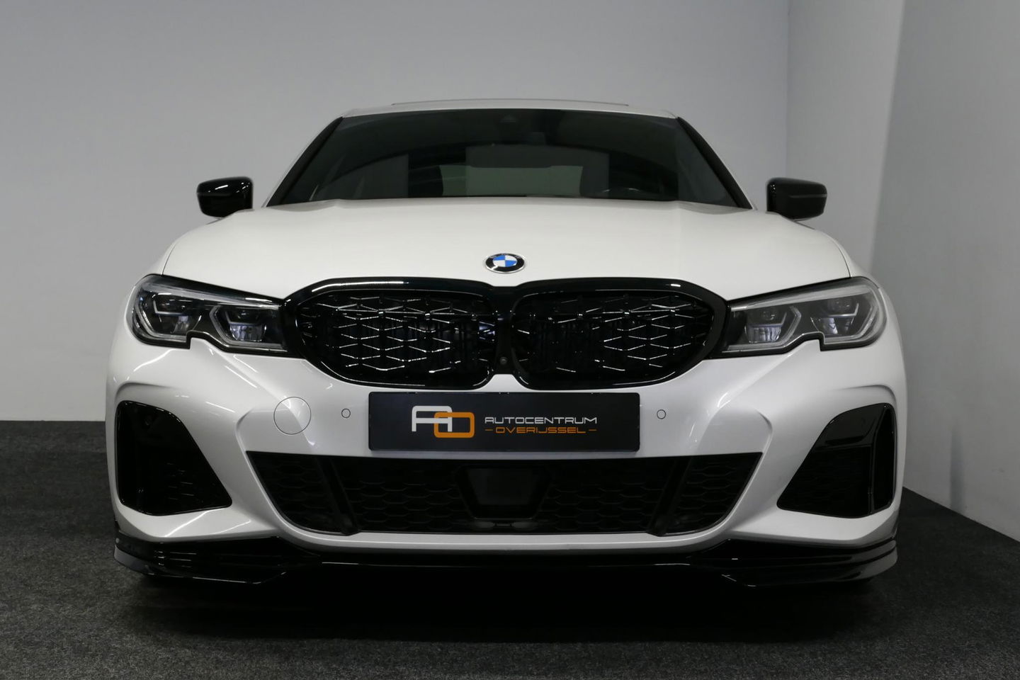 BMW 3 Serie 330e M Sport / M340i Diffuser / Black Diamond M Grill / M340i M Sport bumper pakket / BMW Laserlight / Schuif-/kanteldak / Head-up display / Harman-Kardon Sound System / Adaptief M Sport onderstel / Apple Carplay - Android Auto / Rondomzicht camera / Stoe
