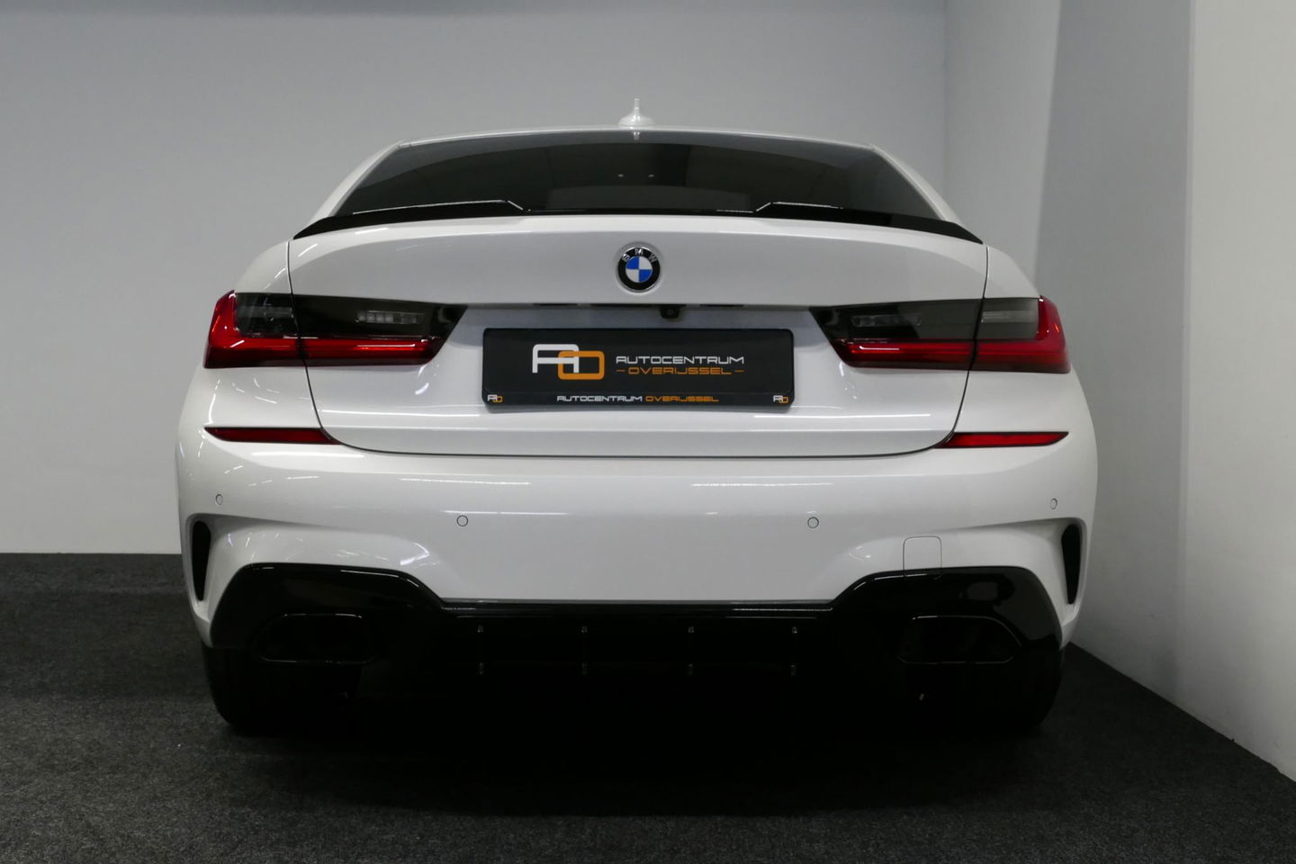 BMW 3 Serie 330e M Sport / M340i Diffuser / Black Diamond M Grill / M340i M Sport bumper pakket / BMW Laserlight / Schuif-/kanteldak / Head-up display / Harman-Kardon Sound System / Adaptief M Sport onderstel / Apple Carplay - Android Auto / Rondomzicht camera / Stoe