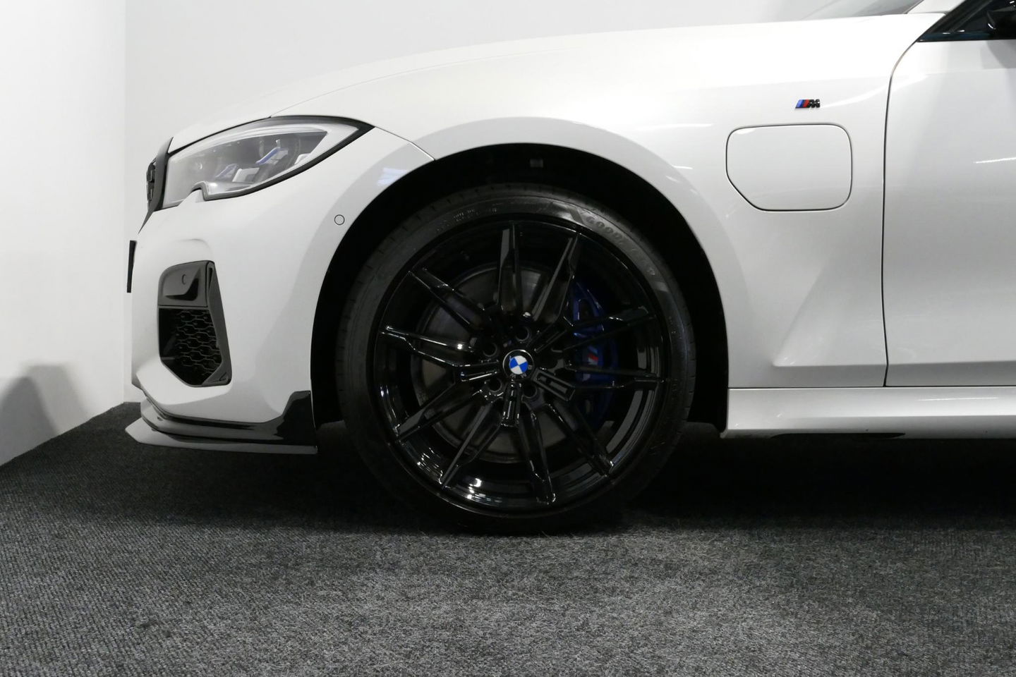 BMW 3 Serie 330e M Sport / M340i Diffuser / Black Diamond M Grill / M340i M Sport bumper pakket / BMW Laserlight / Schuif-/kanteldak / Head-up display / Harman-Kardon Sound System / Adaptief M Sport onderstel / Apple Carplay - Android Auto / Rondomzicht camera / Stoe