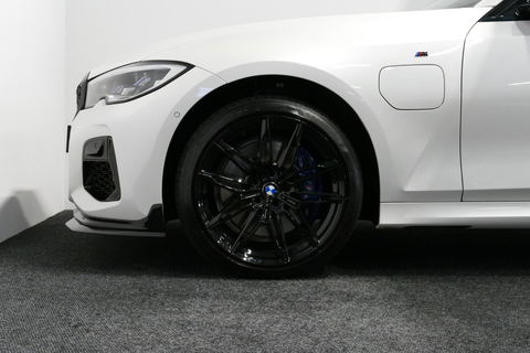 BMW 3 Serie 330e M Sport / M340i Diffuser / Black Diamond M Grill / M340i M Sport bumper pakket / BMW Laserlight / Schuif-/kanteldak / Head-up display / Harman-Kardon Sound System / Adaptief M Sport onderstel / Apple Carplay - Android Auto / Rondomzicht camera / Stoe