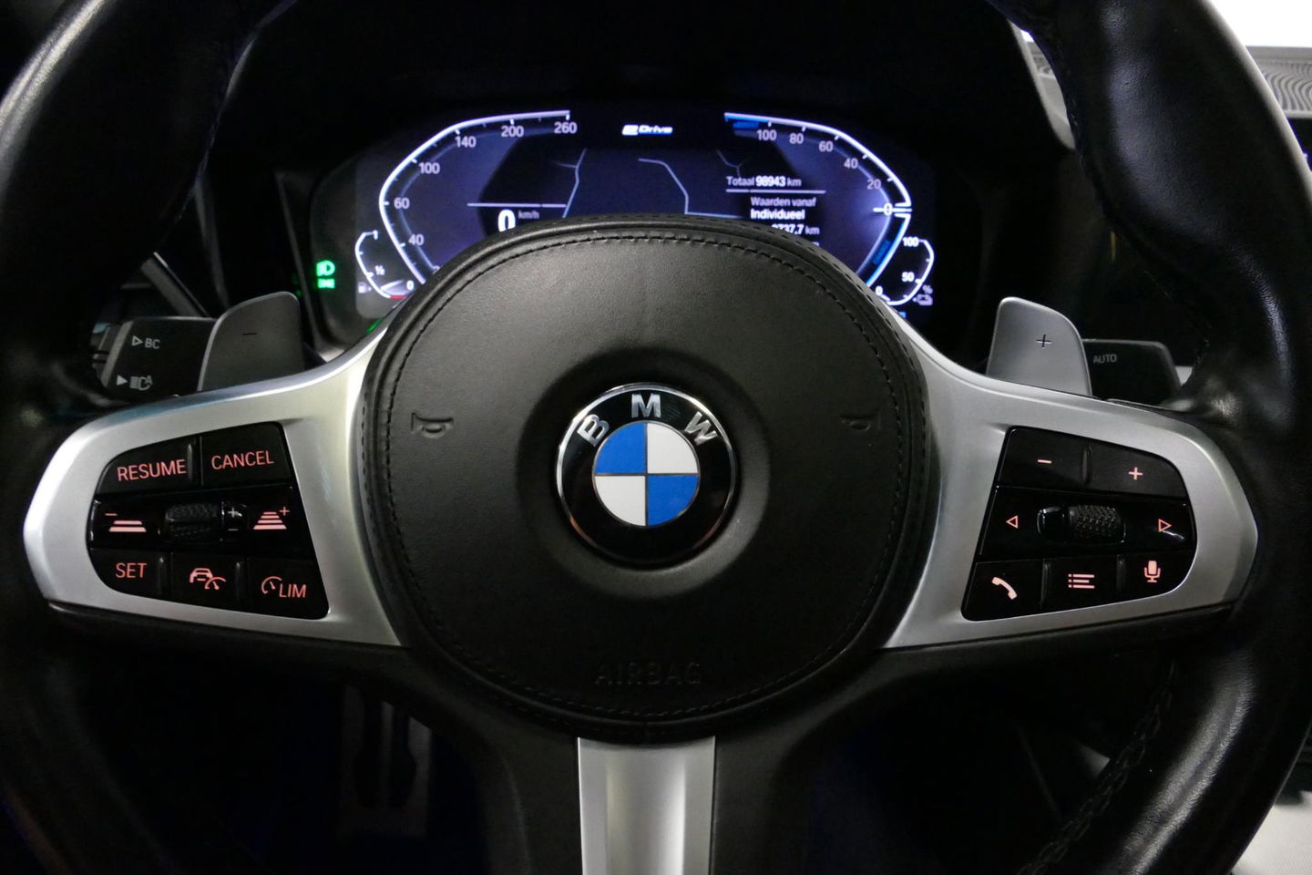 BMW 3 Serie 330e M Sport / M340i Diffuser / Black Diamond M Grill / M340i M Sport bumper pakket / BMW Laserlight / Schuif-/kanteldak / Head-up display / Harman-Kardon Sound System / Adaptief M Sport onderstel / Apple Carplay - Android Auto / Rondomzicht camera / Stoe