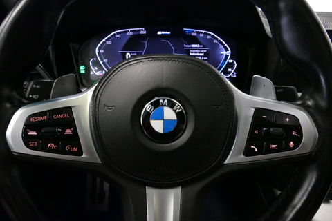 BMW 3 Serie 330e M Sport / M340i Diffuser / Black Diamond M Grill / M340i M Sport bumper pakket / BMW Laserlight / Schuif-/kanteldak / Head-up display / Harman-Kardon Sound System / Adaptief M Sport onderstel / Apple Carplay - Android Auto / Rondomzicht camera / Stoe