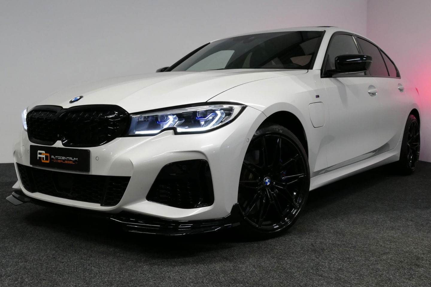 BMW 3 Serie 330e M Sport / M340i Diffuser / Black Diamond M Grill / M340i M Sport bumper pakket / BMW Laserlight / Schuif-/kanteldak / Head-up display / Harman-Kardon Sound System / Adaptief M Sport onderstel / Apple Carplay - Android Auto / Rondomzicht camera / Stoe