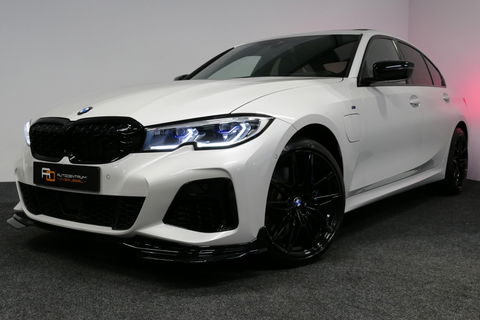 BMW 3 Serie 330e M Sport / M340i Diffuser / Black Diamond M Grill / M340i M Sport bumper pakket / BMW Laserlight / Schuif-/kanteldak / Head-up display / Harman-Kardon Sound System / Adaptief M Sport onderstel / Apple Carplay - Android Auto / Rondomzicht camera / Stoe