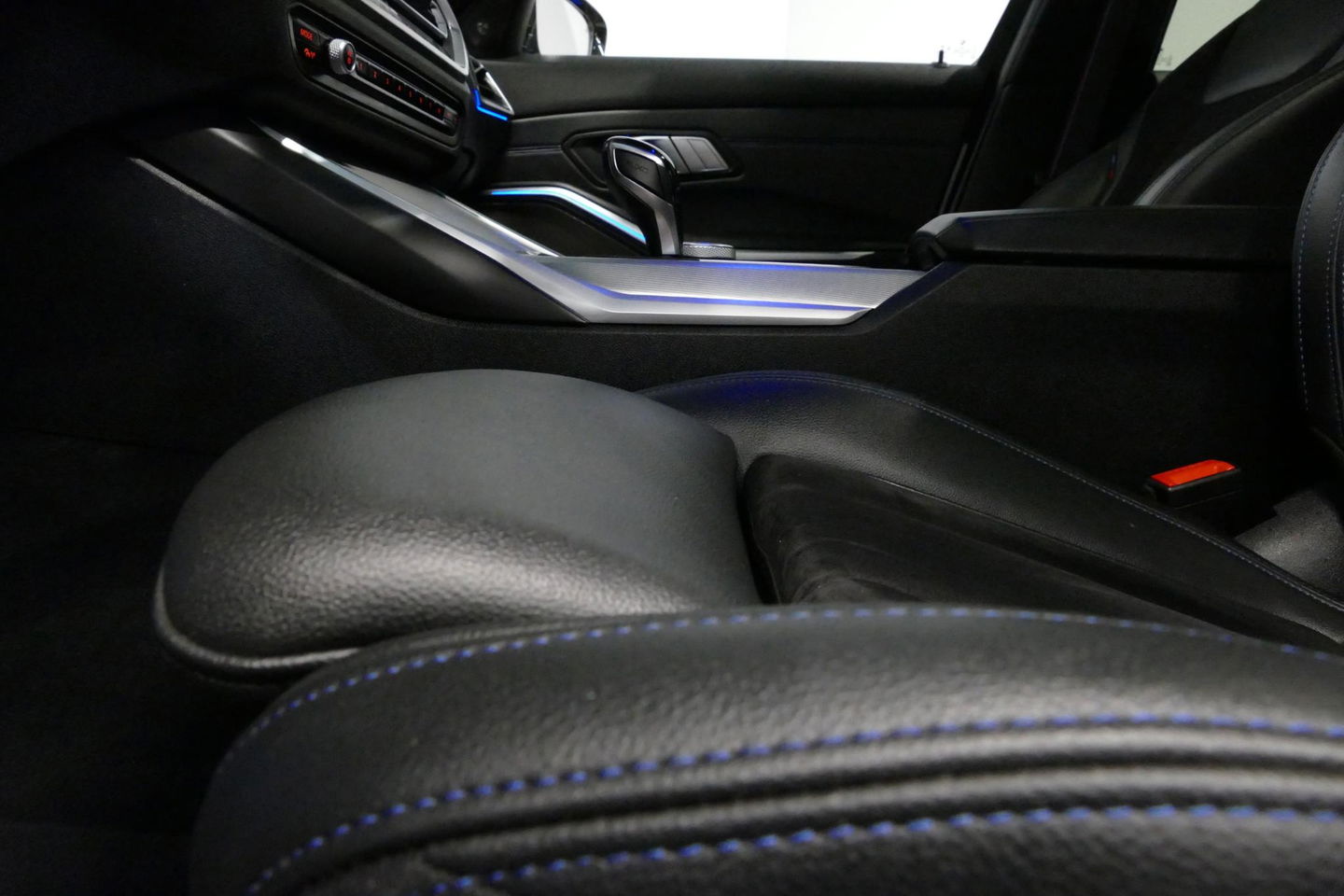 BMW 3 Serie 330e M Sport / M340i Diffuser / Black Diamond M Grill / M340i M Sport bumper pakket / BMW Laserlight / Schuif-/kanteldak / Head-up display / Harman-Kardon Sound System / Adaptief M Sport onderstel / Apple Carplay - Android Auto / Rondomzicht camera / Stoe