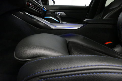 BMW 3 Serie 330e M Sport / M340i Diffuser / Black Diamond M Grill / M340i M Sport bumper pakket / BMW Laserlight / Schuif-/kanteldak / Head-up display / Harman-Kardon Sound System / Adaptief M Sport onderstel / Apple Carplay - Android Auto / Rondomzicht camera / Stoe