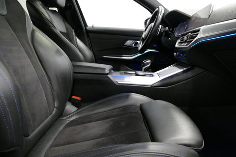 BMW 3 Serie 330e M Sport / M340i Diffuser / Black Diamond M Grill / M340i M Sport bumper pakket / BMW Laserlight / Schuif-/kanteldak / Head-up display / Harman-Kardon Sound System / Adaptief M Sport onderstel / Apple Carplay - Android Auto / Rondomzicht camera / Stoe