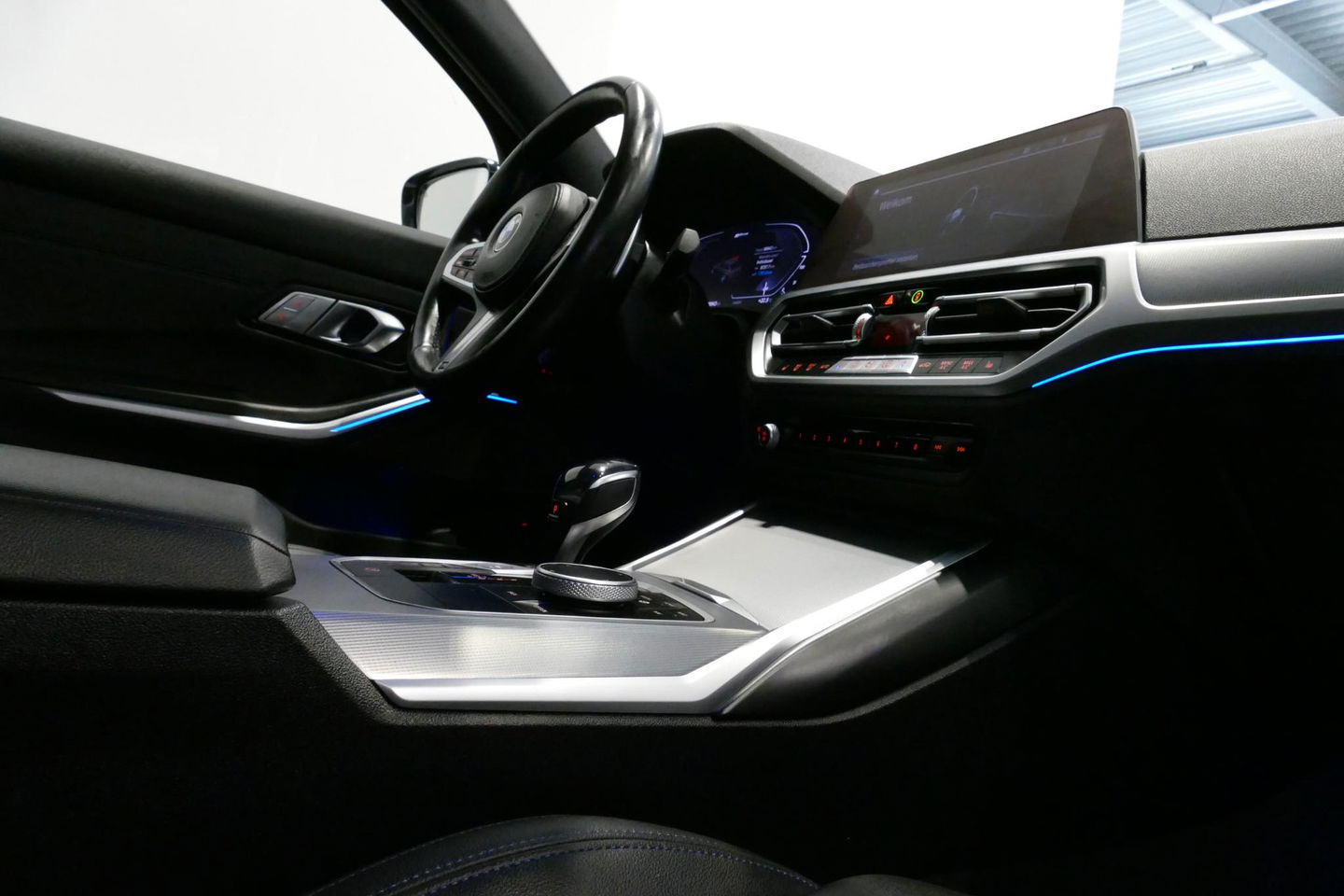 BMW 3 Serie 330e M Sport / M340i Diffuser / Black Diamond M Grill / M340i M Sport bumper pakket / BMW Laserlight / Schuif-/kanteldak / Head-up display / Harman-Kardon Sound System / Adaptief M Sport onderstel / Apple Carplay - Android Auto / Rondomzicht camera / Stoe