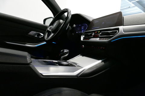 BMW 3 Serie 330e M Sport / M340i Diffuser / Black Diamond M Grill / M340i M Sport bumper pakket / BMW Laserlight / Schuif-/kanteldak / Head-up display / Harman-Kardon Sound System / Adaptief M Sport onderstel / Apple Carplay - Android Auto / Rondomzicht camera / Stoe