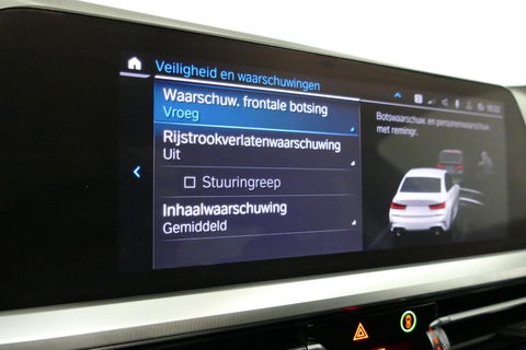 BMW 3 Serie 330e M Sport / M340i Diffuser / Black Diamond M Grill / M340i M Sport bumper pakket / BMW Laserlight / Schuif-/kanteldak / Head-up display / Harman-Kardon Sound System / Adaptief M Sport onderstel / Apple Carplay - Android Auto / Rondomzicht camera / Stoe