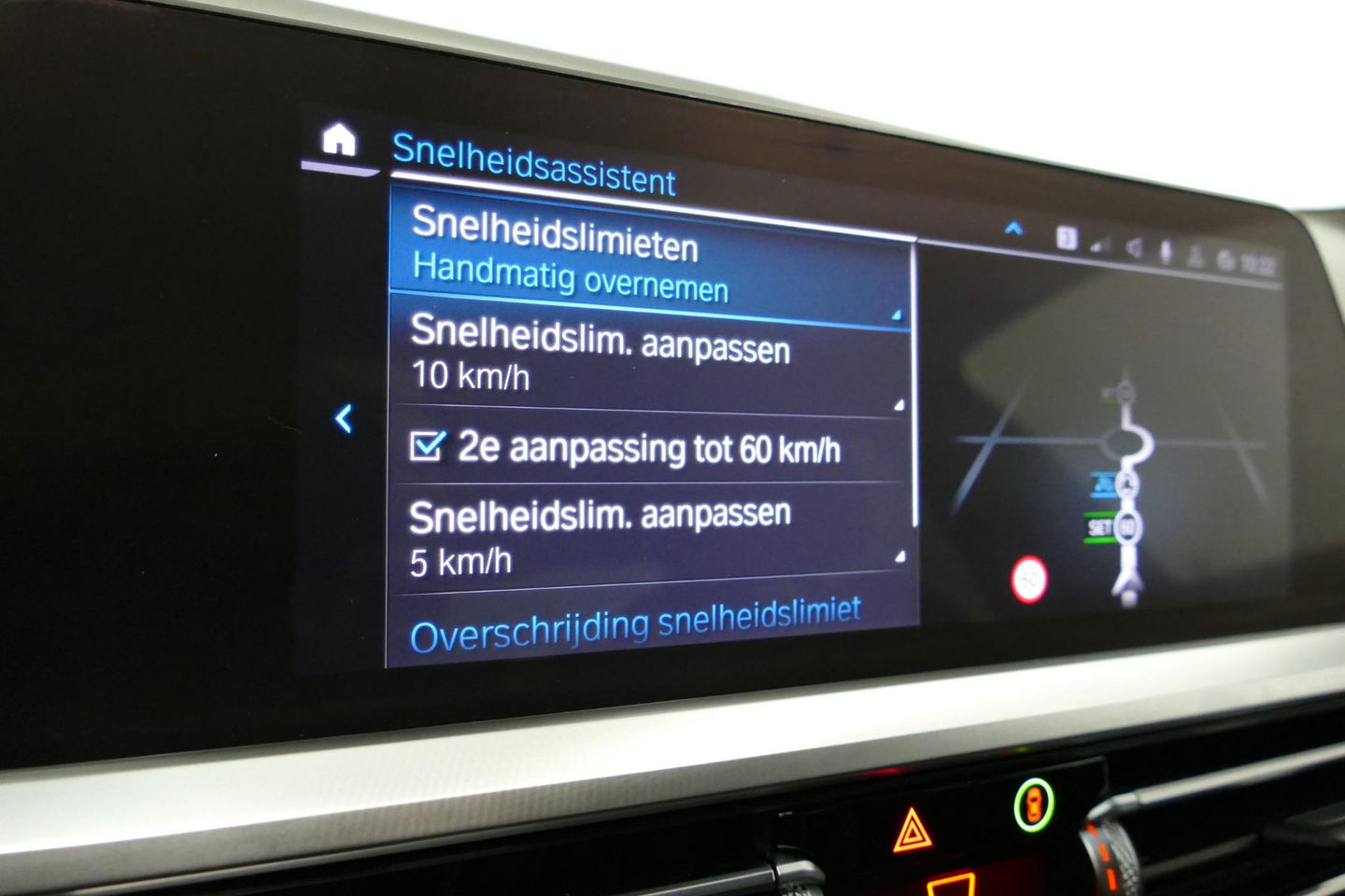 BMW 3 Serie 330e M Sport / M340i Diffuser / Black Diamond M Grill / M340i M Sport bumper pakket / BMW Laserlight / Schuif-/kanteldak / Head-up display / Harman-Kardon Sound System / Adaptief M Sport onderstel / Apple Carplay - Android Auto / Rondomzicht camera / Stoe