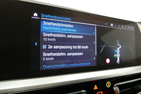 BMW 3 Serie 330e M Sport / M340i Diffuser / Black Diamond M Grill / M340i M Sport bumper pakket / BMW Laserlight / Schuif-/kanteldak / Head-up display / Harman-Kardon Sound System / Adaptief M Sport onderstel / Apple Carplay - Android Auto / Rondomzicht camera / Stoe