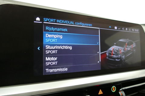 BMW 3 Serie 330e M Sport / M340i Diffuser / Black Diamond M Grill / M340i M Sport bumper pakket / BMW Laserlight / Schuif-/kanteldak / Head-up display / Harman-Kardon Sound System / Adaptief M Sport onderstel / Apple Carplay - Android Auto / Rondomzicht camera / Stoe